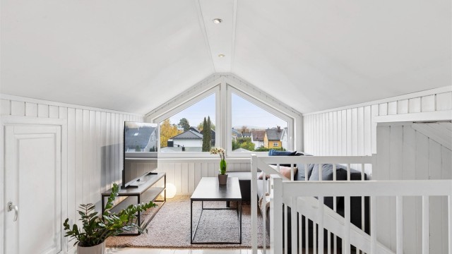 Innfelt belysning i himlingen og rikelig med lys fra vinduene i gavlveggen.