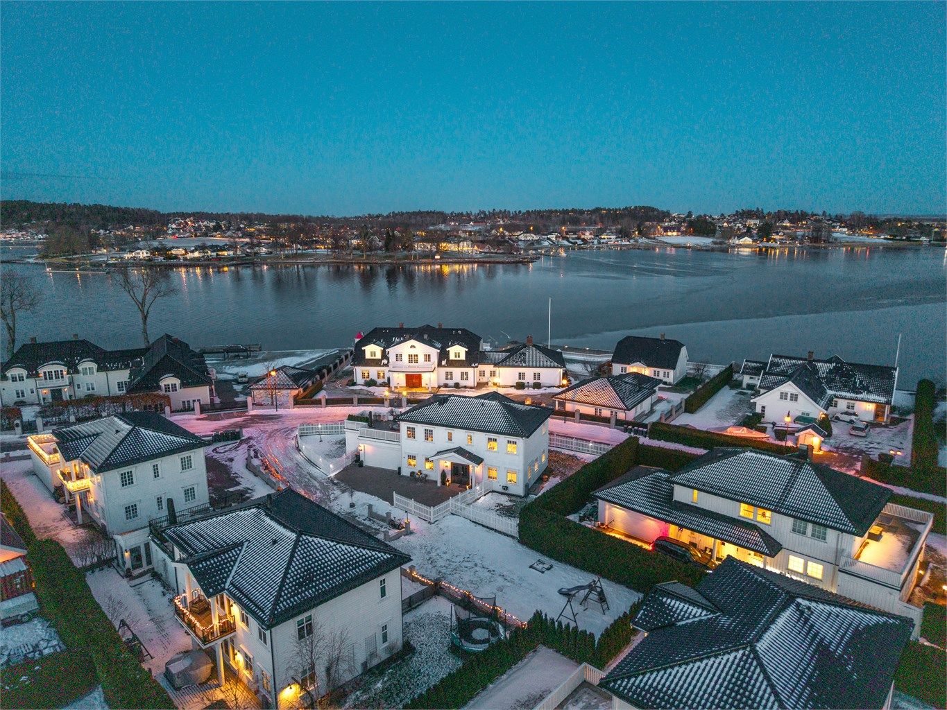 Eksklusiv villa med attraktiv beliggenhet i maritime omgivelser, nydelig sjøutsikt, gode solforhold - egen næringsdel.