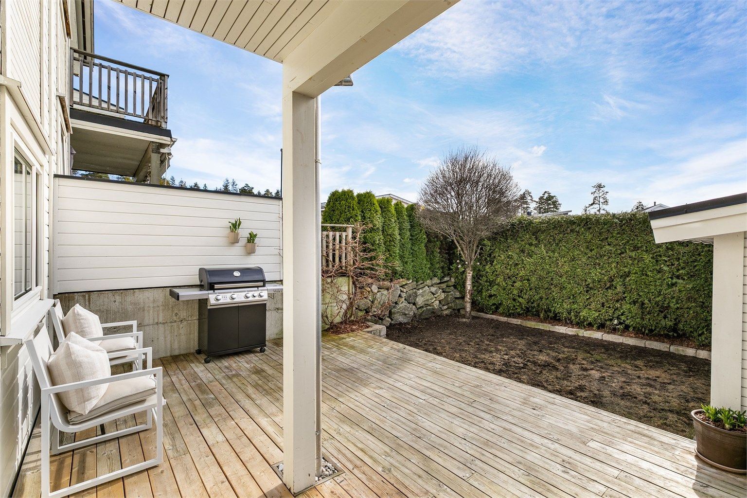 Sommerstid er det sol på utearealet dagen gjennom, fra sen formiddag til sen kveld.
Fotograf;  Børge Oppegård.