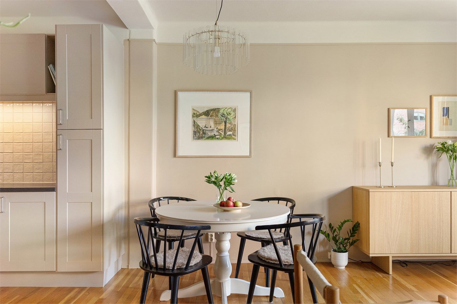 Spiseplassen har god plass til et rundt spisebord og flere sitteplasser, og byr på en hyggelig ramme rundt alt fra rolige frokoster til lange middager med venner.