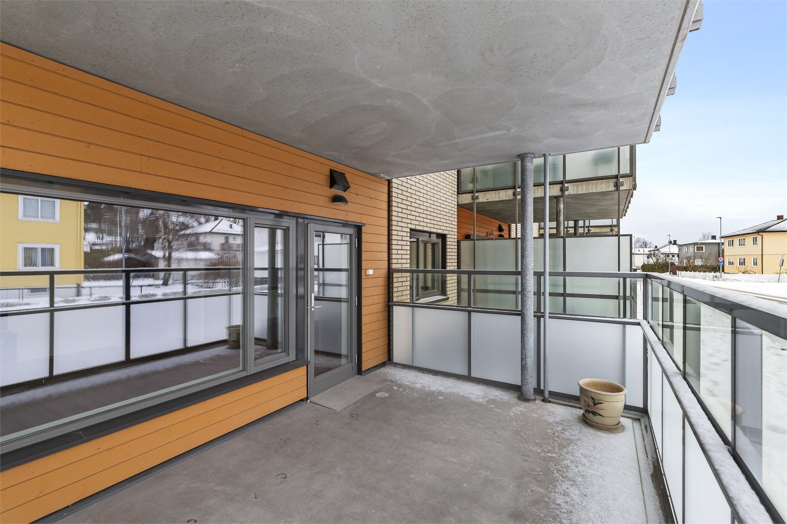 Overbygget og vestvendt veranda som er godt skjermet