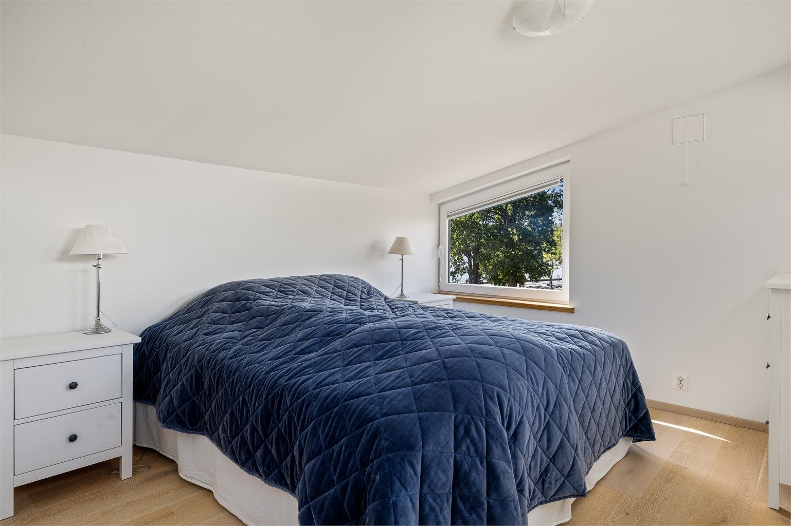 Dette gjesterommet i annen etasje har også utsikt mot sjøen.