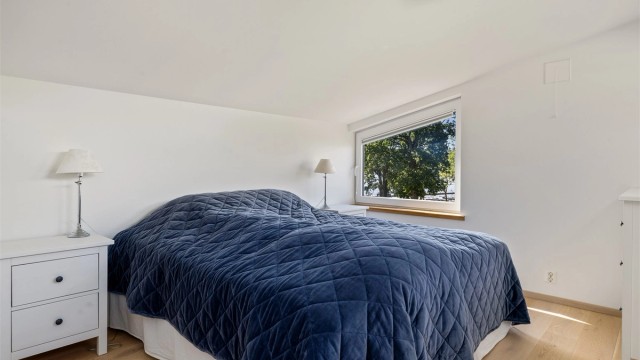 Dette gjesterommet i annen etasje har også utsikt mot sjøen.