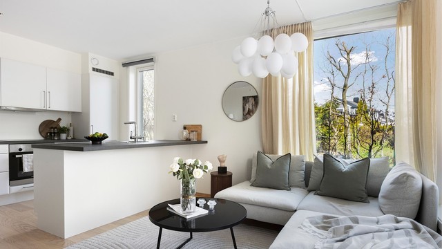 Leiligheten har store vindusflater som bidrar til en lys og luftig atmosfære.