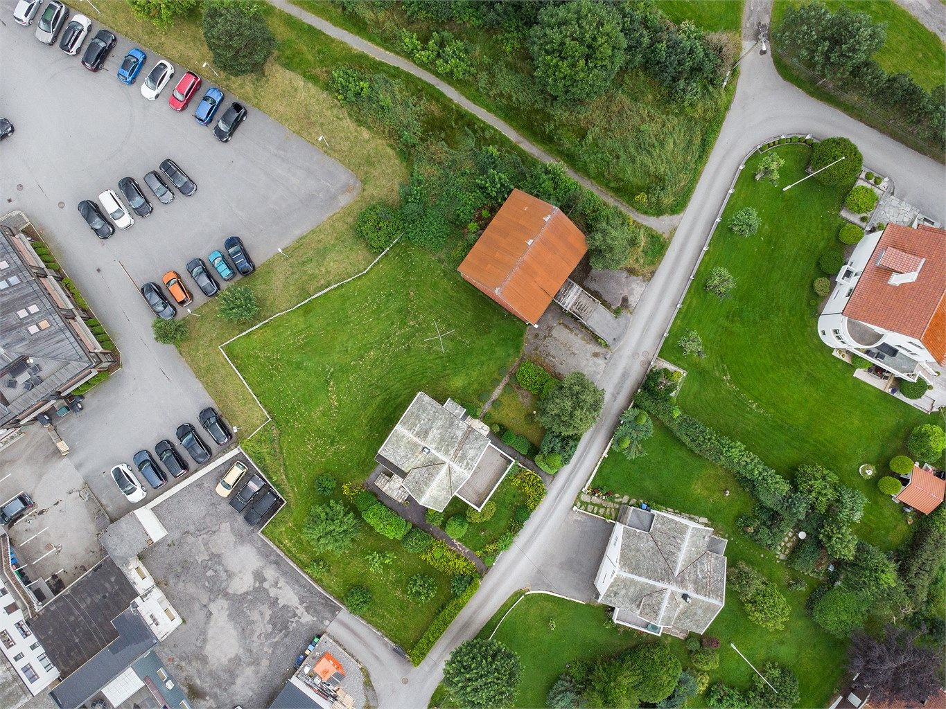 Eiendommen har en stor tomt med en sentral og tilbaketrukket plassering.