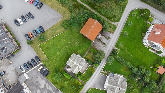 Eiendommen har en stor tomt med en sentral og tilbaketrukket plassering.