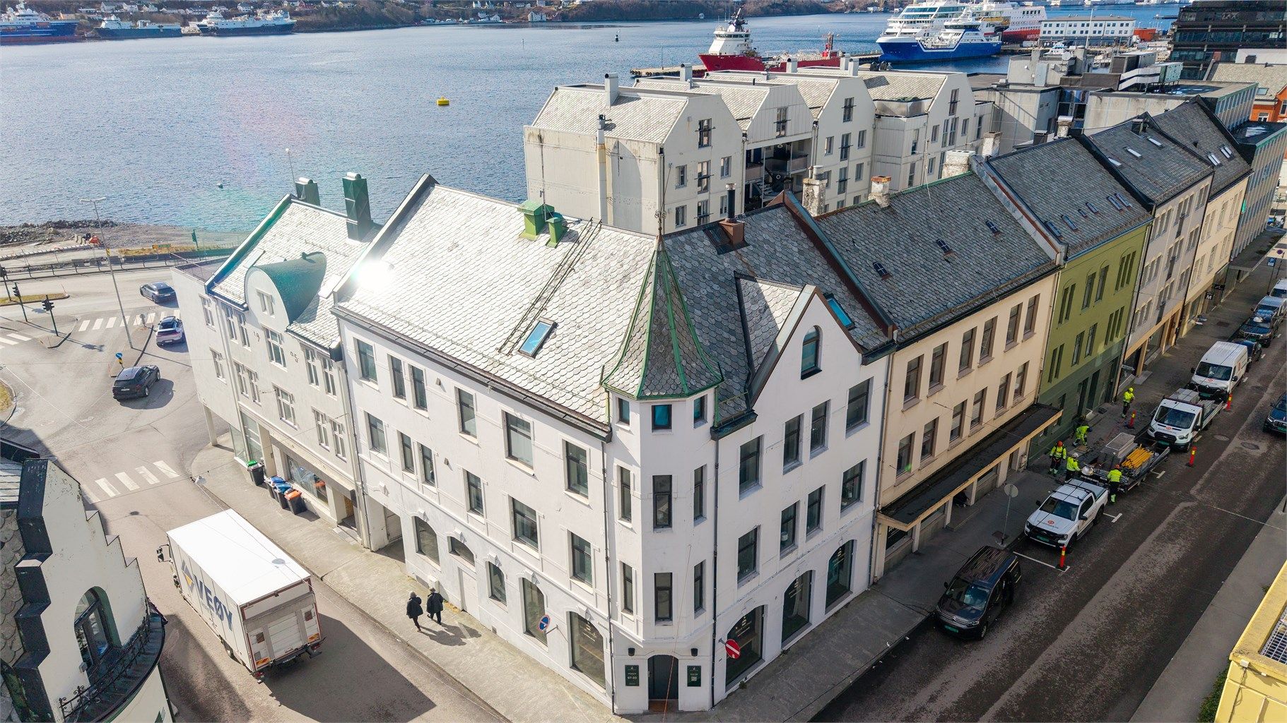 Fra eiendommen er det en kort spasertur til fantastiske Brosundet, Byparken og turstiene som fører opp til Fjellstua.