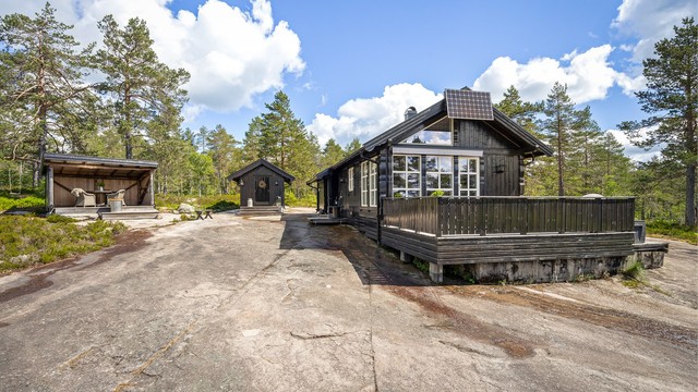 Hytta har solcellepanel på taket.