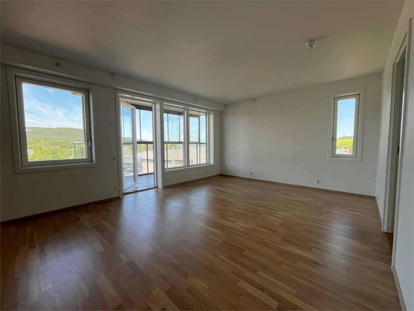 Stor stue med god plass til både sofa- og spisegruppe.