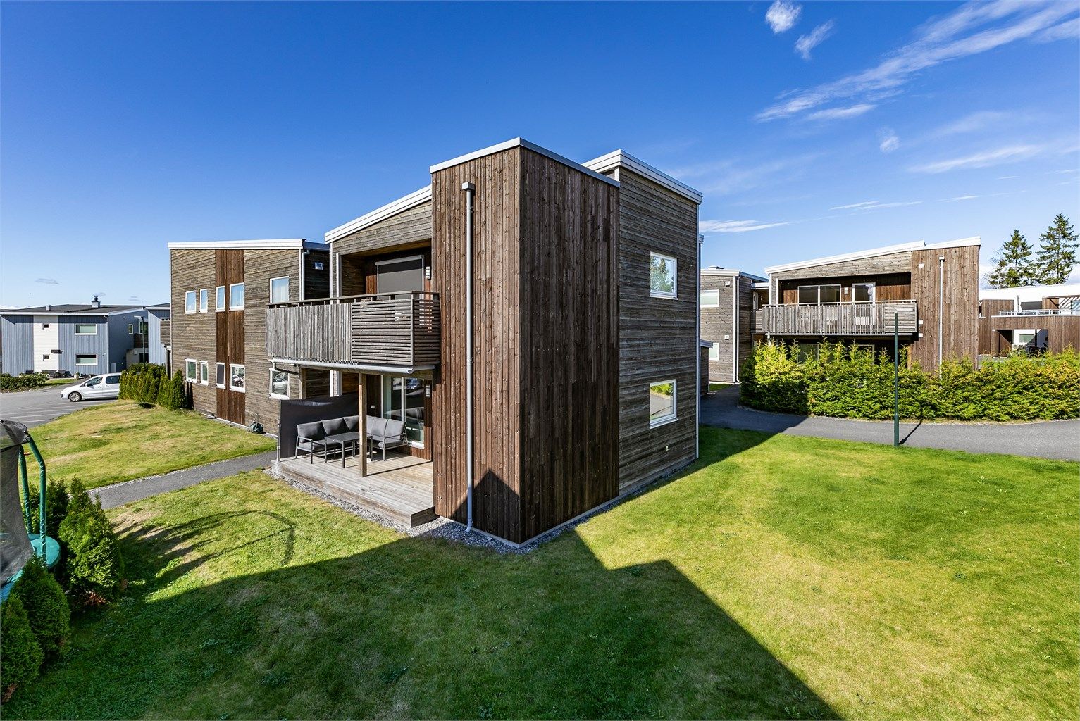 Denne moderne leiligheten fra 2019 ligger i første etasje, med sørvendt terrasse og mye grøntareal omkring.