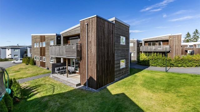 Denne moderne leiligheten fra 2019 ligger i første etasje, med sørvendt terrasse og mye grøntareal omkring.