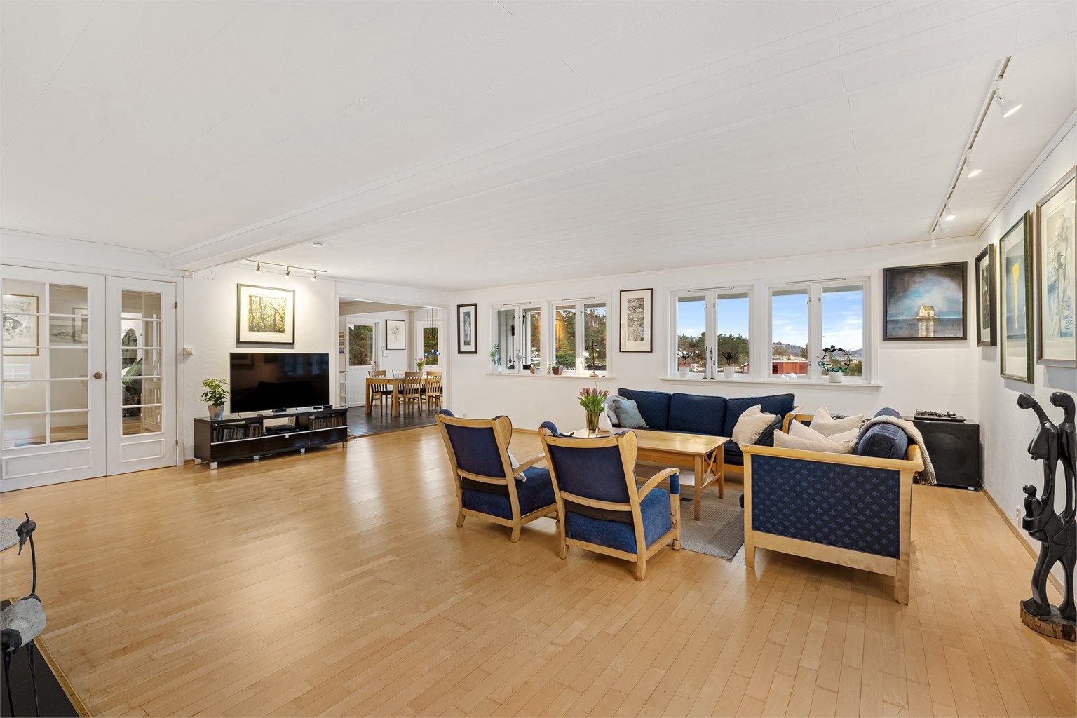 Godt med vindu og veggflater 