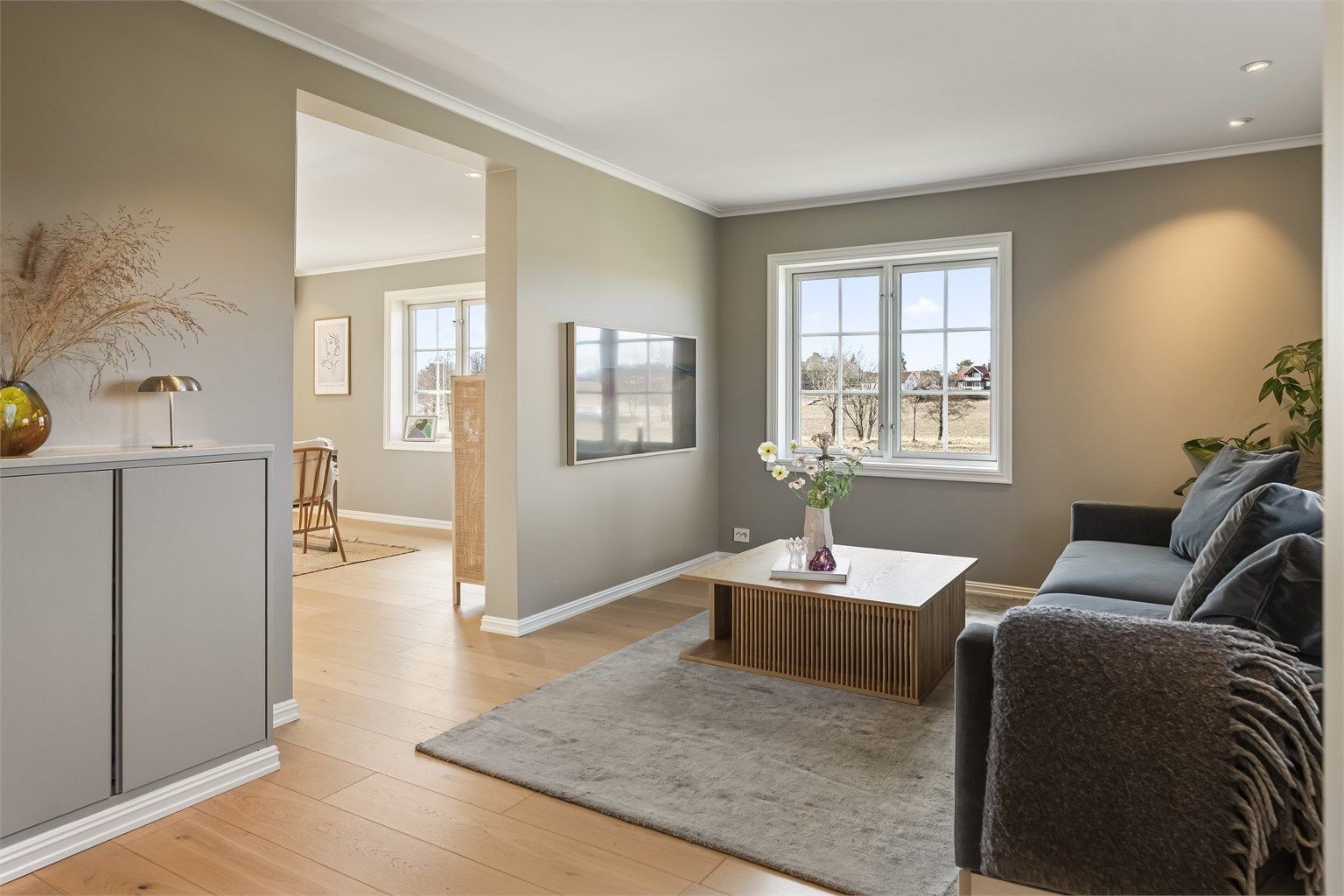 Stuen er delt inn i flere soner, noe som gir en fleksibel møblering.