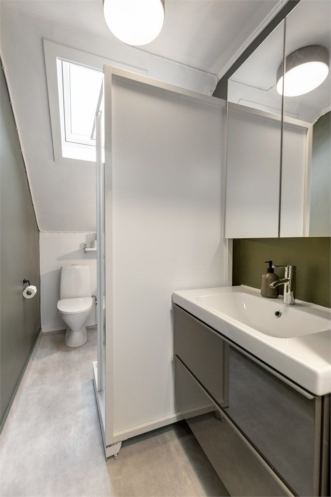 Lyst og funksjonelt bad med takvindu som gir godt dagslys. Praktisk planløsning med dusjkabinett, moderne servantinnredning, toalett og opplegg for vaskemaskin. 