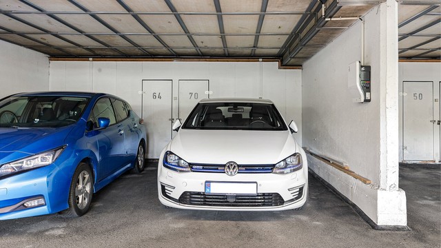 Boligen har egen plass i garasjekjeller, markert 70. Døren bak er boden som tilhører boligen.