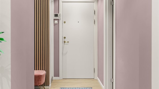 Inngangspartiet har downlights i taket.