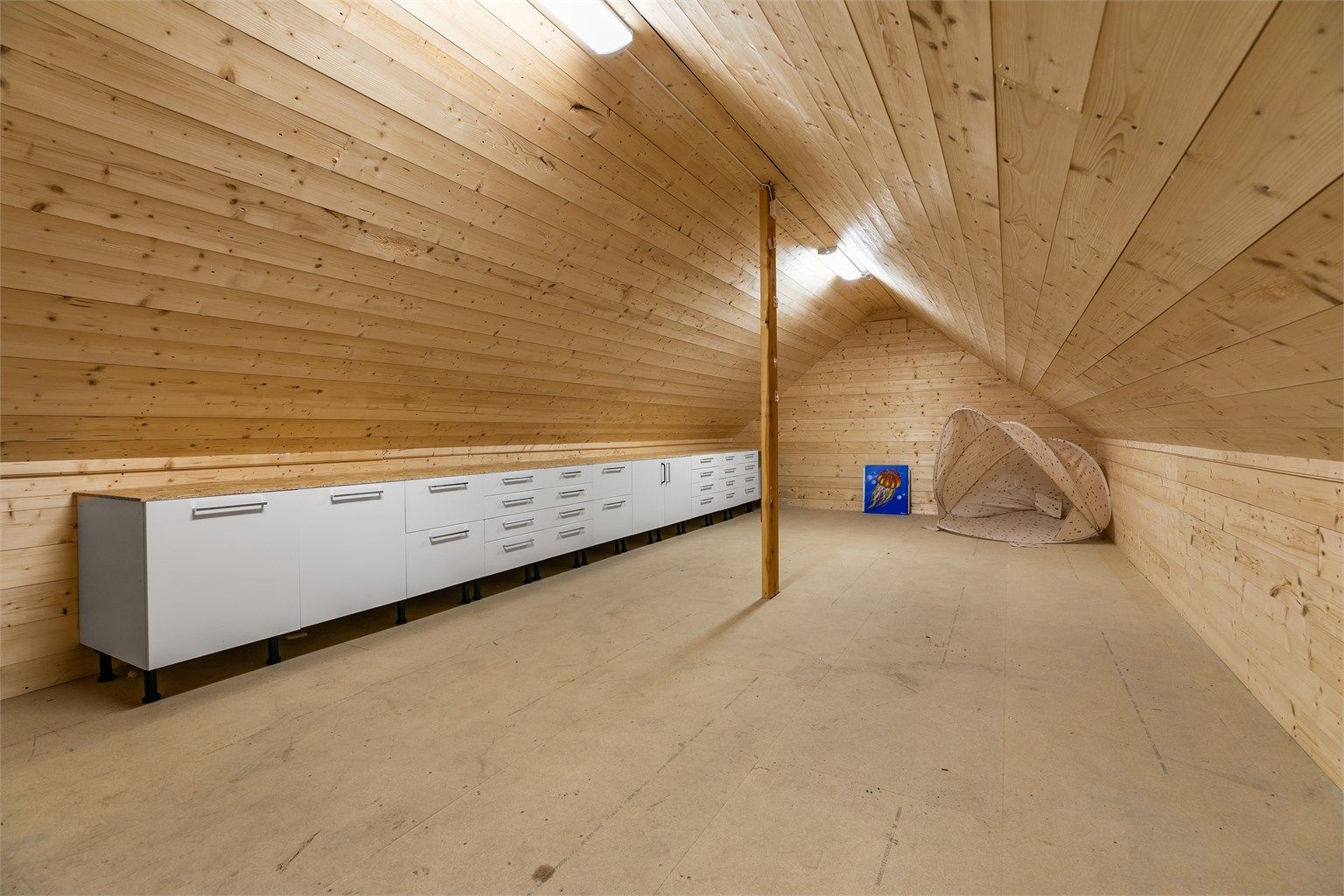 Med et totalt gulvareal på ca. 30 kvm. har garasjens loft meget gode lagringsmuligheter. Adkomst skjer via innvendig trapp.