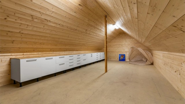 Med et totalt gulvareal på ca. 30 kvm. har garasjens loft meget gode lagringsmuligheter. Adkomst skjer via innvendig trapp.