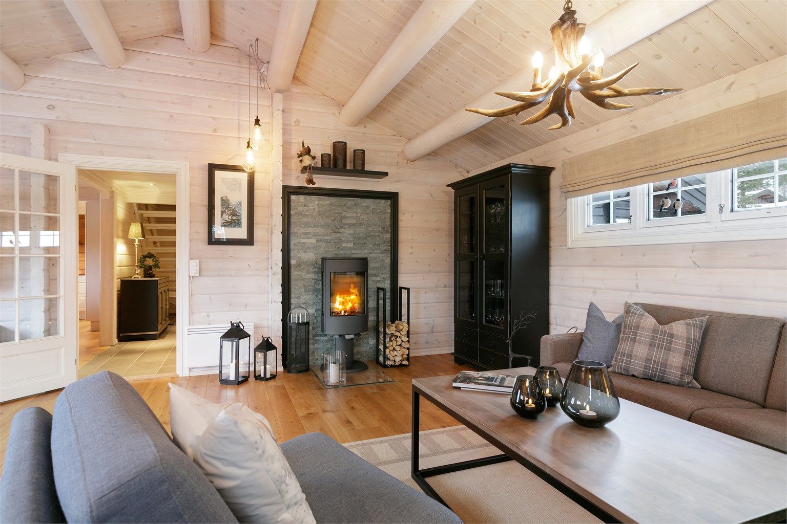 Peisovn med glassdør i stuen som gir en lun og hyggelig atmosfære