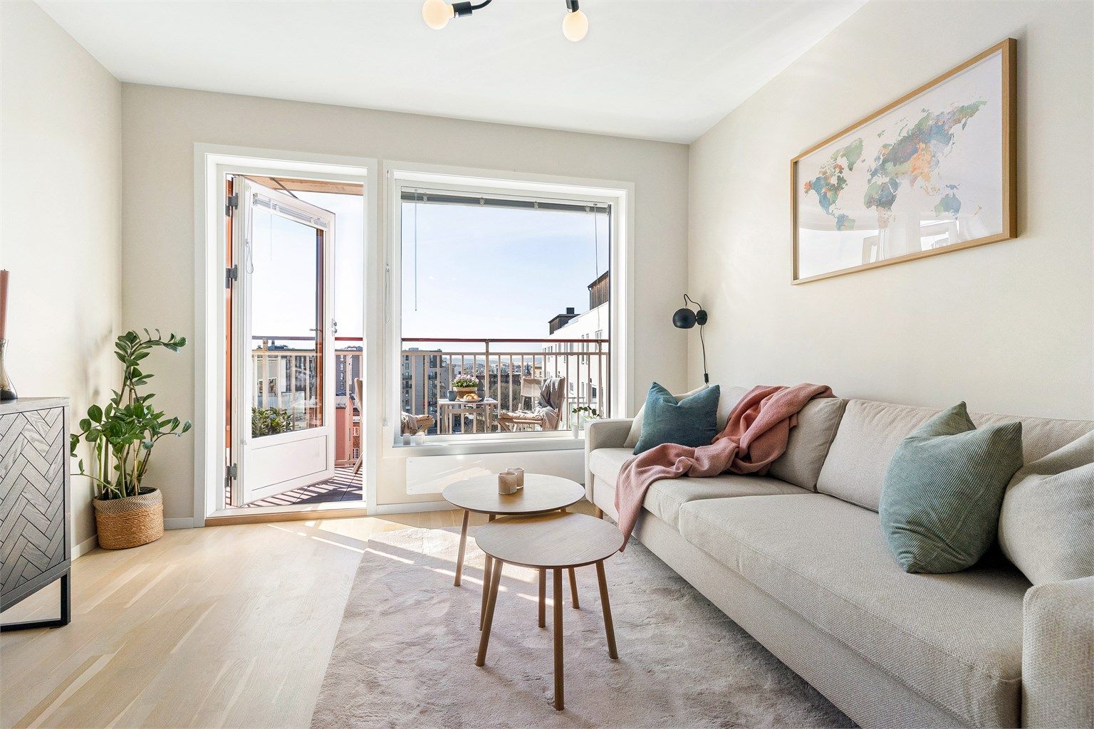 De store vindusflatene og balkongdøren slipper inn rikelig med dagslys.