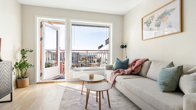 De store vindusflatene og balkongdøren slipper inn rikelig med dagslys.