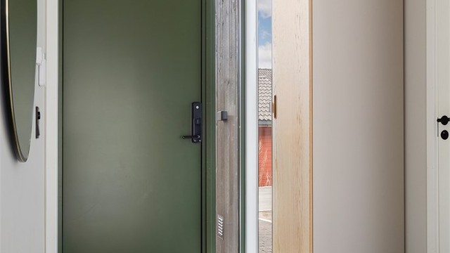 Velkommen inn i en lys entré med fliser på gulvet og innfelt LED-belysning i taket.