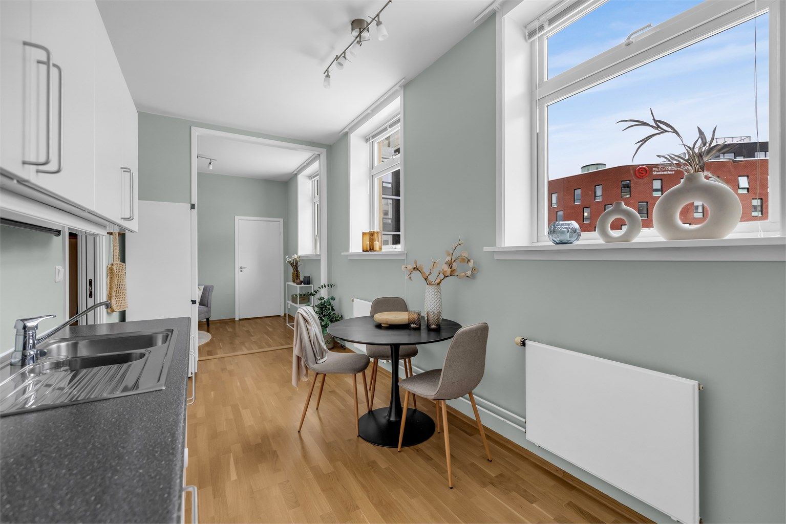 En lys og luftig 3- roms med en svært ettertraktet og sentral beliggenhet med gangavstand til alle hovedstadens fasiliteter. Foto: Isnitt. 