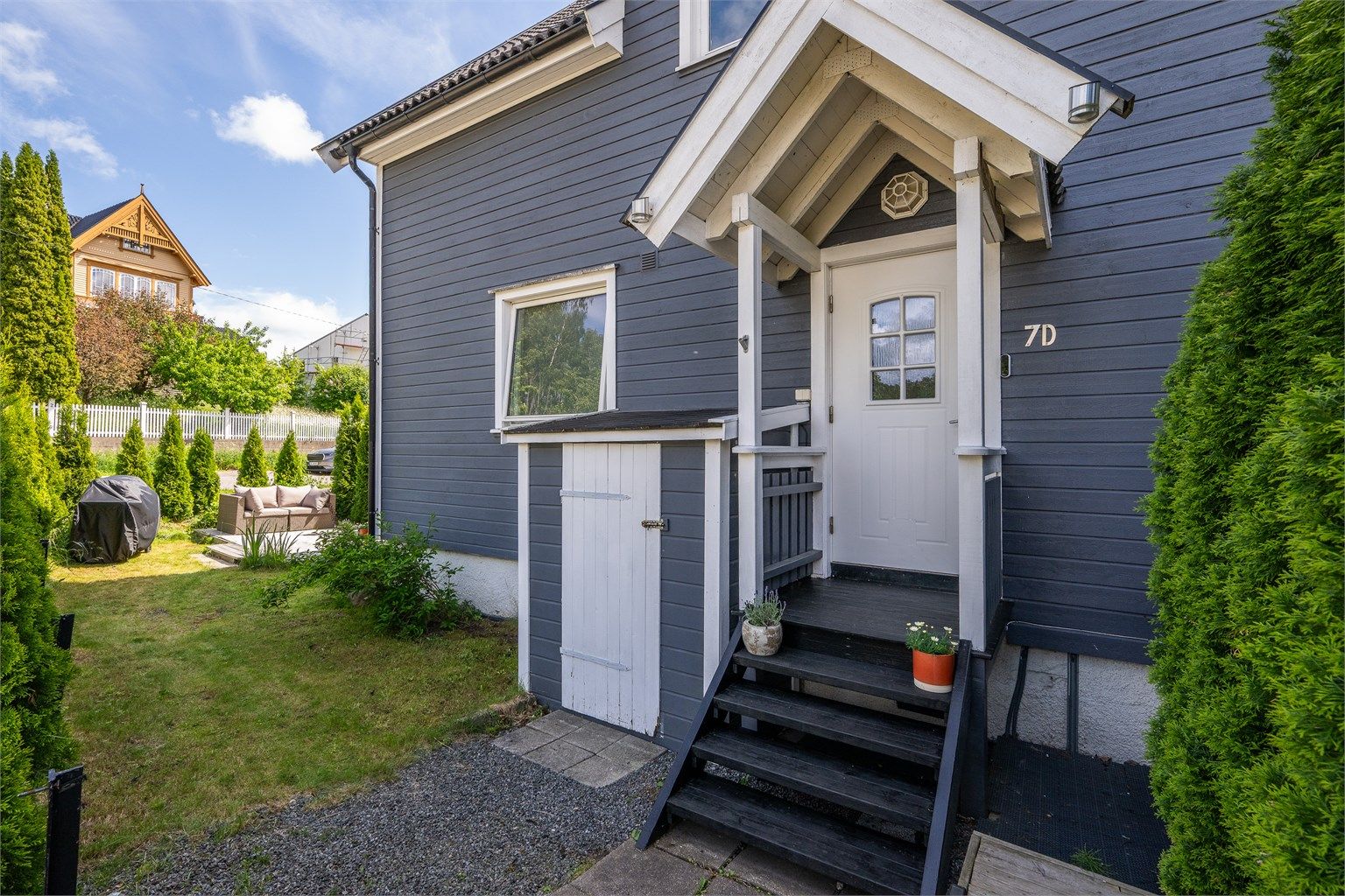 Ved siden av inngangspartiet ligger en praktisk, utvendig bod på 1 m². Adkomst til hagedelen.
