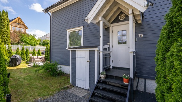 Ved siden av inngangspartiet ligger en praktisk, utvendig bod på 1 m². Adkomst til hagedelen.