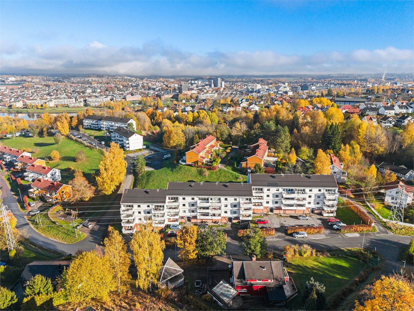 Fra boligen er det kort vei til bussholdeplass i Strømsdalen og gode servicetilbud.
