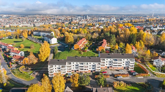 Fra boligen er det kort vei til bussholdeplass i Strømsdalen og gode servicetilbud.