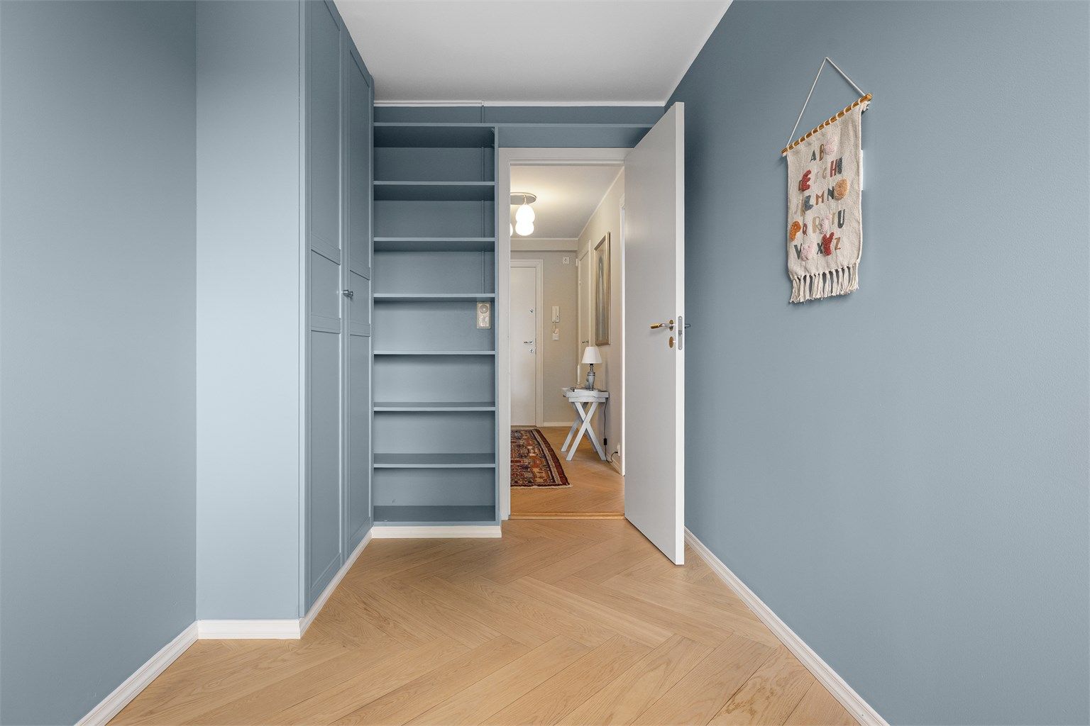 Plassbygde hyller og garderobeskap gir smarte og arealeffektive oppbevaringsløsninger.