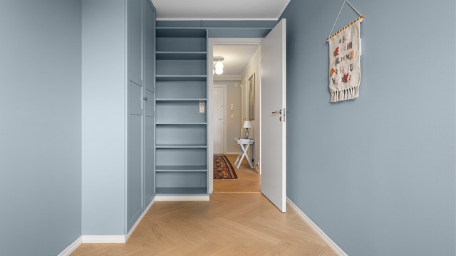 Plassbygde hyller og garderobeskap gir smarte og arealeffektive oppbevaringsløsninger.