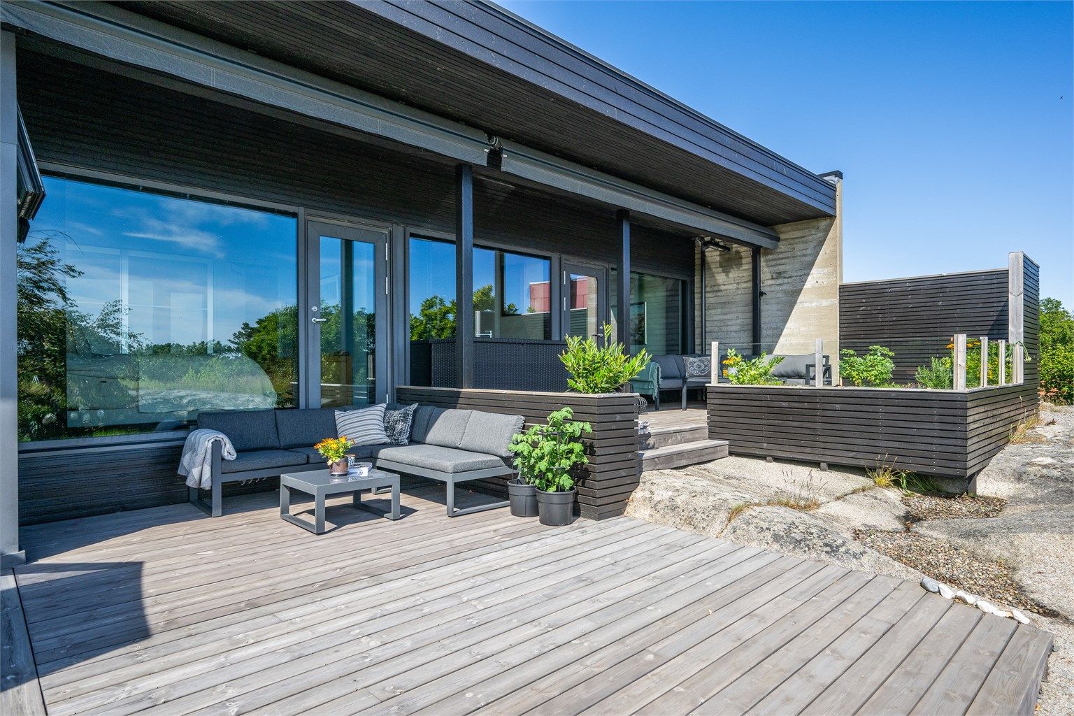 Her får du en sjelden kombinasjon av rå, moderne arkitektur og en beliggenhet som gir en helt egen ro og tilstedeværelse.