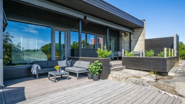 Her får du en sjelden kombinasjon av rå, moderne arkitektur og en beliggenhet som gir en helt egen ro og tilstedeværelse.