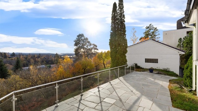 Usjenert og høyt beliggende utsiktseiendom over 2 store plan med over 1,7 mål tomt