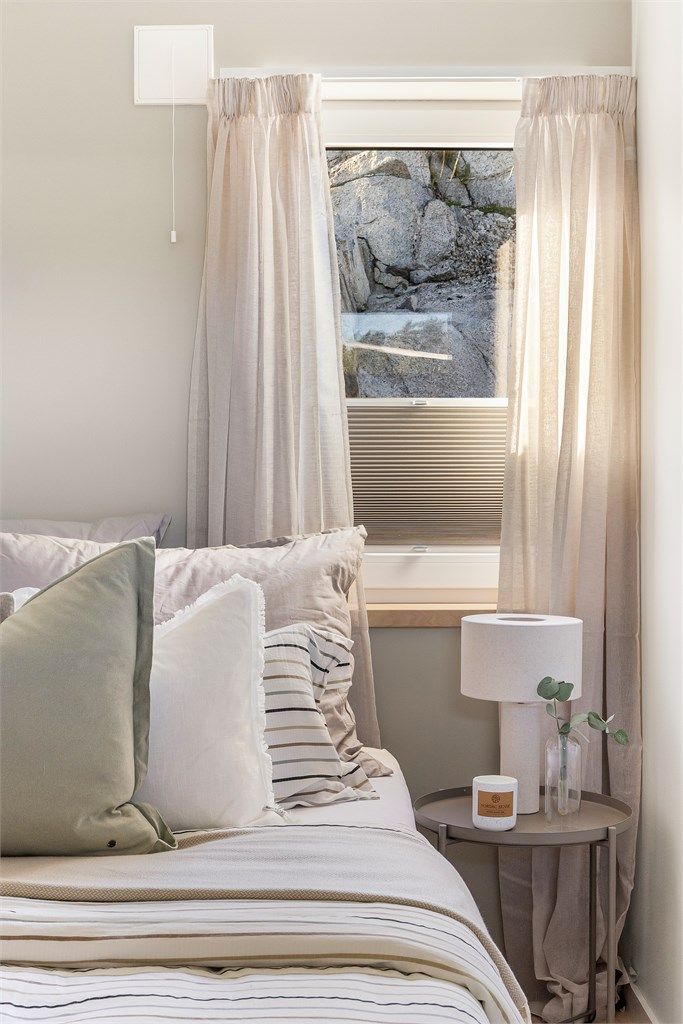 Vinduet rammer inn utsikten mot den omkringliggende naturen.