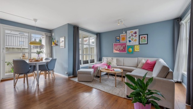 Stue og kjøkken ligger i en sosial og åpen løsning, med utgang til romslig vest-vendt terrasse med gode solforhold.