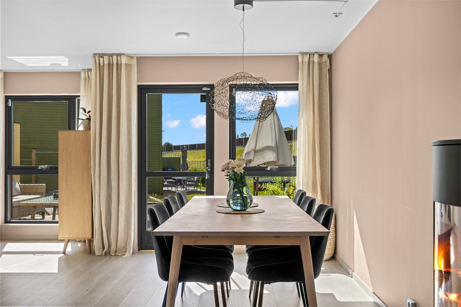 Stuen har plass til langbord for hyggelige sammenkomster med familie og venner.