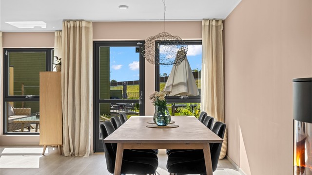 Stuen har plass til langbord for hyggelige sammenkomster med familie og venner.