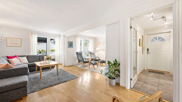 Romslig stue med parkettgulv, varmepumpe og utgang til terrassen.
Foto: Espen Edin Døhlen