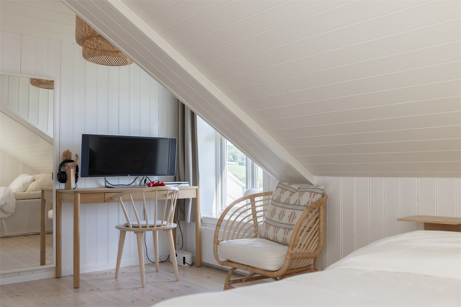 Det ene soverommet har plass til en liten arbeids- eller lesekrok.