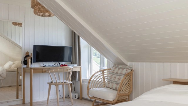 Det ene soverommet har plass til en liten arbeids- eller lesekrok.