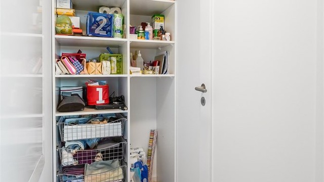 En praktisk innvendig bod gir ekstra lagringsplass lett tilgjengelig i leiligheten.
