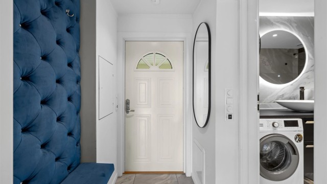 Du ønskes velkommen inn i en lys og romslig entré med flislagt gulv og behagelig gulvvarme.