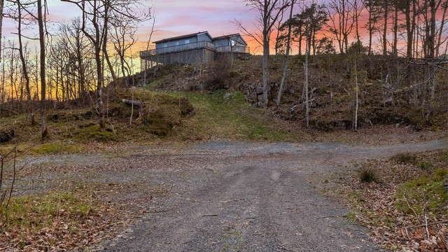 Stor felles parkeringsplass med kort gangavstand fra eiendommen.