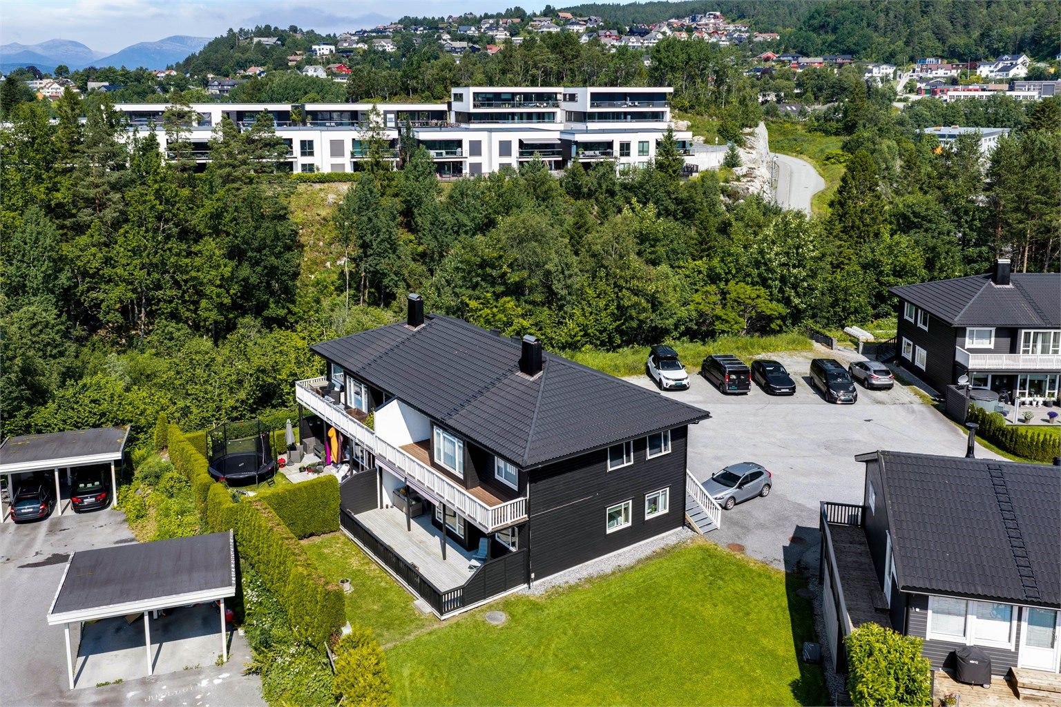 Beliggende i et populært og etablert boligområde på Blindheim.