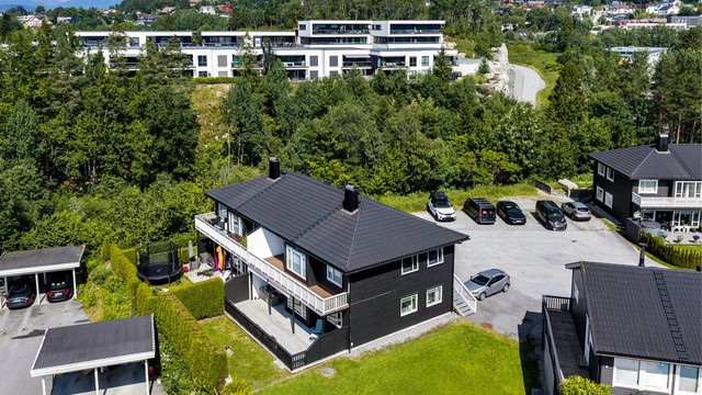 Beliggende i et populært og etablert boligområde på Blindheim.