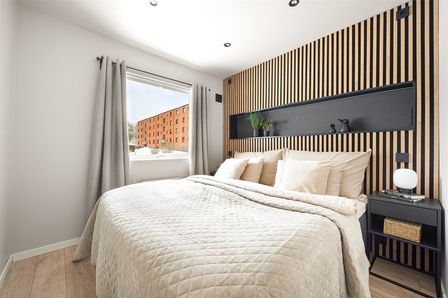 Soverommet er utstyrt med downlights i himlingen for god grunnbelysning. God plass til dobbeltseng og tilhørende møblement. 