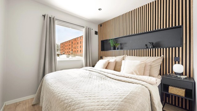 Soverommet er utstyrt med downlights i himlingen for god grunnbelysning. God plass til dobbeltseng og tilhørende møblement.